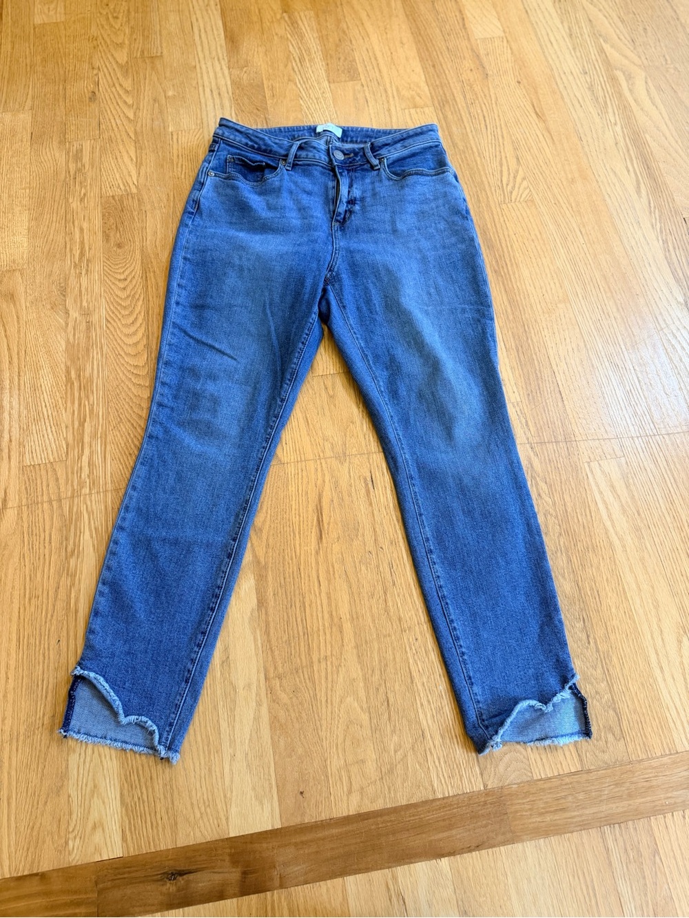 Ladies Size 8 "LOFT" Curvy Skinny Ankle Blue Cropped Jeans Scalloped Raw Hem GUC